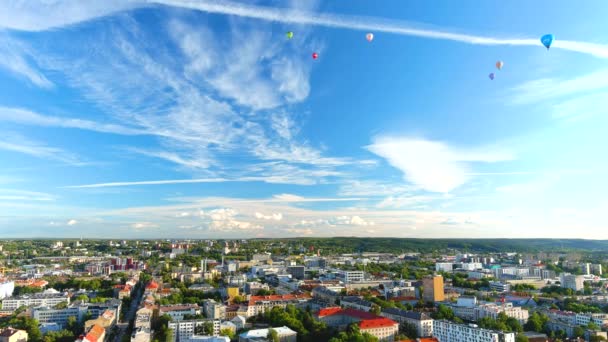 Luchtfoto Van Heteluchtballonnen Boven Naujamestis Gemeentelijke Districten Aka Ouderdom Een — Stockvideo