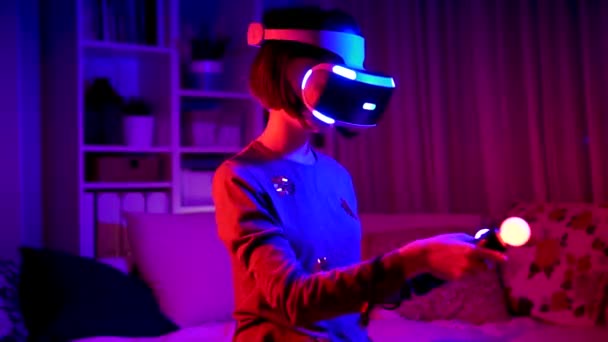 Jolie Adolescente Portant Casque Réalité Virtuelle Dans Une Pièce Sombre — Video
