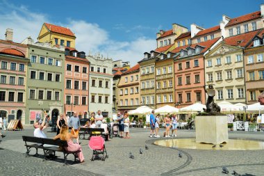 VARŞAN, POLAND - Ağustos 2021: Turistler, İkinci Dünya Savaşı sırasında tamamen yok olan ve daha sonra savaş öncesi görünümüne geri dönen güzel Eski Kent Pazar Meydanı 'nı keşfettiler.