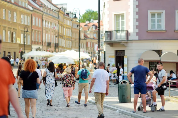 Warsaw Πολωνια Αυγουστοσ 2021 Τουρίστες Εξερευνούν Όμορφους Δρόμους Της Παλιάς — Φωτογραφία Αρχείου