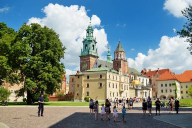 KRAKOW, POLAND - 2021 Wawel Kraliyet Kalesi, Krakow 'un merkezinde bir kale. Wawel Tepesi 'ni keşfeden turistler, Polonya' nın tarihsel ve kültürel açıdan en önemli yeri..