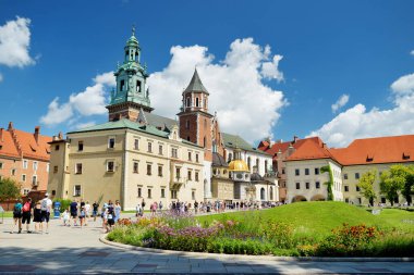 KRAKOW, POLAND - 2021 Wawel Kraliyet Kalesi, Krakow 'un merkezinde bir kale. Wawel Tepesi 'ni keşfeden turistler, Polonya' nın tarihsel ve kültürel açıdan en önemli yeri..