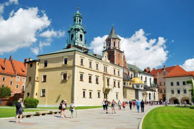 KRAKOW, POLAND - 2021 Wawel Kraliyet Kalesi, Krakow 'un merkezinde bir kale. Wawel Tepesi 'ni keşfeden turistler, Polonya' nın tarihsel ve kültürel açıdan en önemli yeri..
