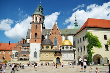 KRAKOW, POLAND - 2021 Wawel Kraliyet Kalesi, Krakow 'un merkezinde bir kale. Wawel Tepesi 'ni keşfeden turistler, Polonya' nın tarihsel ve kültürel açıdan en önemli yeri..