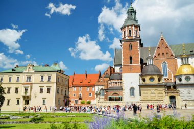 KRAKOW, POLAND - 2021 Wawel Kraliyet Kalesi, Krakow 'un merkezinde bir kale. Wawel Tepesi 'ni keşfeden turistler, Polonya' nın tarihsel ve kültürel açıdan en önemli yeri..