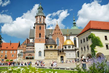KRAKOW, POLAND - 2021 Wawel Kraliyet Kalesi, Krakow 'un merkezinde bir kale. Wawel Tepesi 'ni keşfeden turistler, Polonya' nın tarihsel ve kültürel açıdan en önemli yeri..