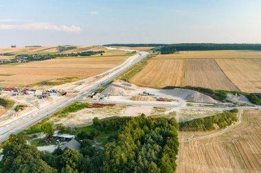 Güneşli yaz akşamında Kielce-Krakow karayolu şantiyesinin havadan görünüşü, Polonya 'nın daha az Voyvoda' sı, Polonya.