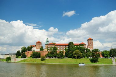 Wawel Kraliyet Kalesi, Krakow 'un merkezinde bir kale ikametgahı. Wawel Kraliyet Kalesi ve Wawel Tepesi Polonya 'nın tarihsel ve kültürel açıdan en önemli bölgesidir..