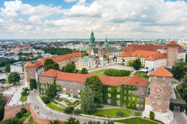 Wawel Kraliyet Kalesi 'nin havadan görünüşü, Krakow' un merkezinde bir kale ikametgahı. Wawel Kraliyet Kalesi ve Wawel Tepesi Polonya 'nın tarihsel ve kültürel açıdan en önemli bölgesidir..