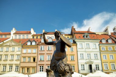 Varşova Denizkızı Heykeli veya Polonya 'nın başkentinin bir sembolü olan Syrenka Warzawska Eski Pazar Meydanı' nın merkezinde yer almaktadır..