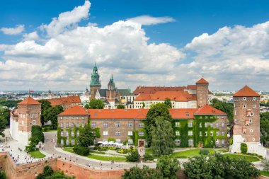 Wawel Kraliyet Kalesi 'nin havadan görünüşü, Krakow' un merkezinde bir kale ikametgahı. Wawel Kraliyet Kalesi ve Wawel Tepesi Polonya 'nın tarihsel ve kültürel açıdan en önemli bölgesidir..