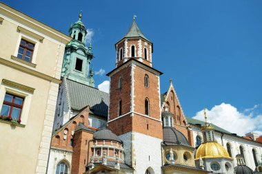 Wawel Kraliyet Kalesi, Krakow 'un merkezinde bir kale ikametgahı. Wawel Kraliyet Kalesi ve Wawel Tepesi Polonya 'nın tarihsel ve kültürel açıdan en önemli bölgesidir..