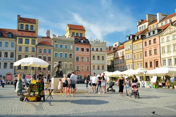 Warsaw Polonia Agosto 2021 Turisti Esplorano Bellissima Piazza Del Mercato — Foto Stock