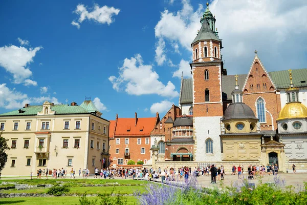 KRAKOW, POLAND - 2021 Wawel Kraliyet Kalesi, Krakow 'un merkezinde bir kale. Wawel Tepesi 'ni keşfeden turistler, Polonya' nın tarihsel ve kültürel açıdan en önemli yeri..
