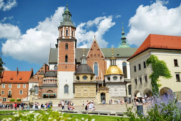 KRAKOW, POLAND - 2021 Wawel Kraliyet Kalesi, Krakow 'un merkezinde bir kale. Wawel Tepesi 'ni keşfeden turistler, Polonya' nın tarihsel ve kültürel açıdan en önemli yeri..