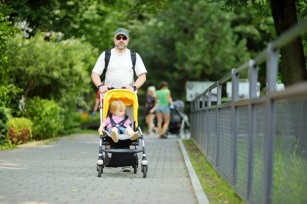 Fiatal Apa Sétál Parkban Babakocsis Fiával Egy Férfi Babakocsit Tologatott — Stock Fotó