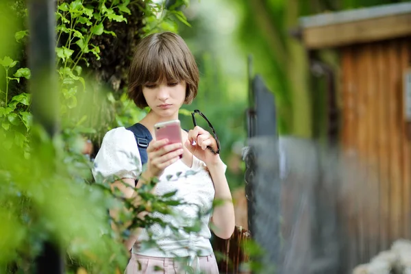 Menina Adolescente Bonita Usando Telefone Inteligente Menina Bonito Divertindo Durante — Fotografia de Stock