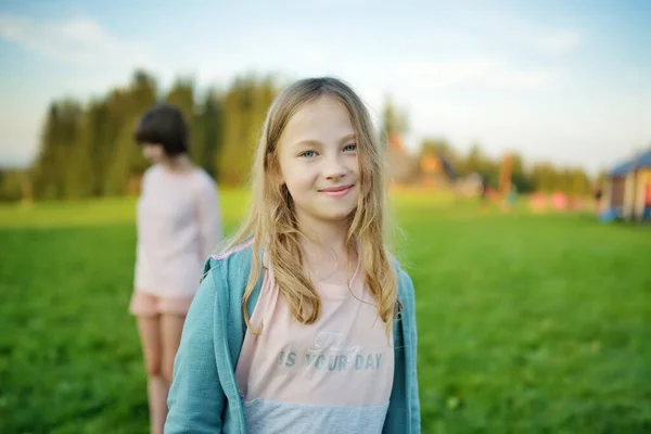 在阳光灿烂的夏日 年轻姑娘在户外玩得很开心 儿童探索自然 夏天或春天的高山和青山 波兰的风景山景 — 图库照片