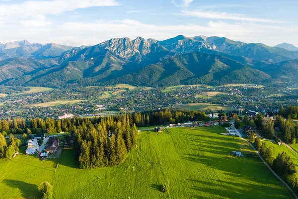 从Gubalowka山脉拍摄的塔特拉山下Zakopane镇的空中景观 夏天或春天的高山和青山 波兰的风景山景 — 图库照片