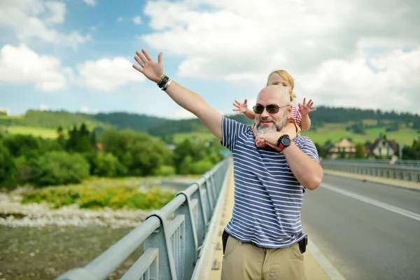 Söt Pojke Sina Fäders Armar Pappa Och Son Har Kul — Stockfoto