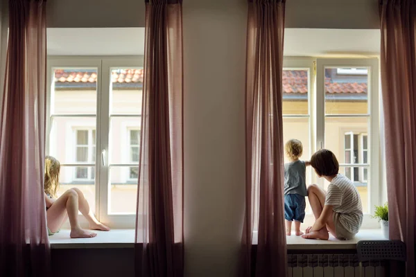 Hermanas Adolescentes Hermano Pequeño Mirando Por Ventana Hermanos Sentados Alféizar — Foto de Stock