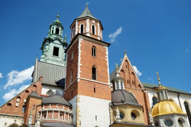 Wawel Kraliyet Kalesi, Krakow 'un merkezinde bir kale ikametgahı. Wawel Kraliyet Kalesi ve Wawel Tepesi Polonya 'nın tarihsel ve kültürel açıdan en önemli bölgesidir..