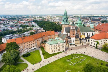 Wawel Kraliyet Kalesi 'nin havadan görünüşü, Krakow' un merkezinde bir kale ikametgahı. Wawel Kraliyet Kalesi ve Wawel Tepesi Polonya 'nın tarihsel ve kültürel açıdan en önemli bölgesidir..