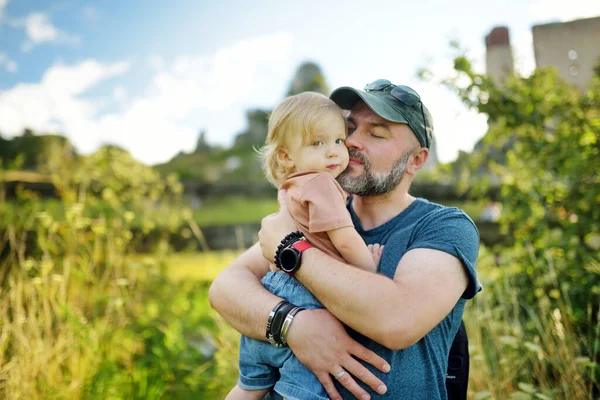 Söt Pojke Sina Fäders Armar Pappa Och Son Har Kul — Stockfoto