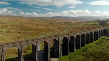 Kuzey Yorkshire 'da bulunan Ribblehead viyadük kanalı, Settle-Carlisle hattındaki en uzun ve en uzun üçüncü yapıdır. Yorkshire Dales Ulusal Parkı, İngiltere 'de turistik ilgi.