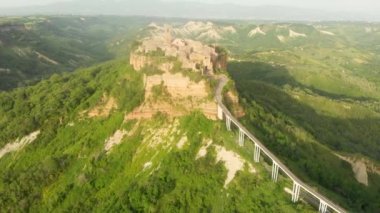 Ünlü Civita di Bagnoregio kasabasının hava manzarası, Tiber nehri vadisine bakan volkanik bir tuff tepesinin tepesinde güzel bir yer. Bu yerin Etrüsk ve Ortaçağ kökenleri var..