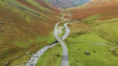 Honister Geçidi 'nin hava manzarası, Gatesgarthdale Beck Dağı deresi boyunca kıvrılan bir dağ geçidi. Bölgedeki en dik ve en yüksek geçitlerden biri. Cumbria, Lake District, İngiltere.