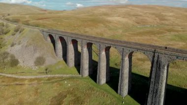 Kuzey Yorkshire 'da bulunan Ribblehead viyadük kanalı, Settle-Carlisle hattındaki en uzun ve en uzun üçüncü yapıdır. Yorkshire Dales Ulusal Parkı, İngiltere 'de turistik ilgi.