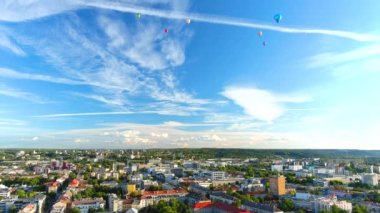 Naujamestis belediyesinin üzerindeki sıcak hava balonlarının hava manzarası güneşli bir yaz gününde, Vilnius, Litvanya