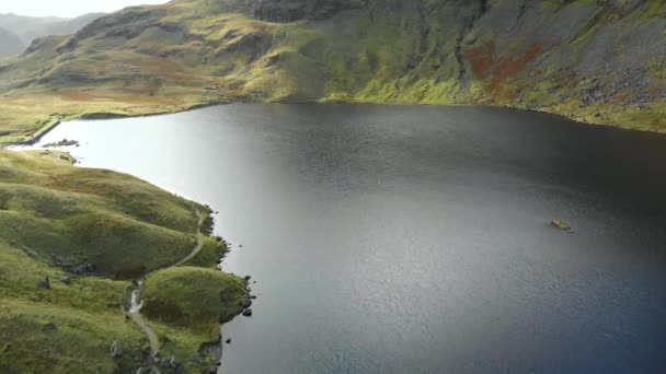 Αεροφωτογραφία Της Λίμνης Stickle Tarn Που Βρίσκεται Στη Λίμνη District — Αρχείο Βίντεο
