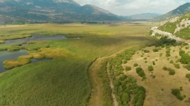 Antik efsaneye göre Herkül 'ün Stymfalian kuşlarını vurduğu yer olan Yunanistan' ın güneyindeki Corinthia 'da Mora Gölü' nün kuzeydoğusunda yer alan Stymphalia Gölü 'nün havadan görünüşü