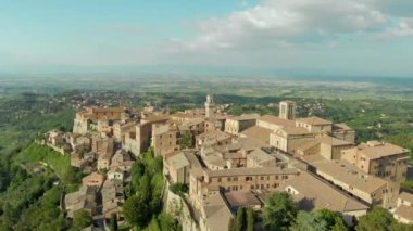 Montepulciano şehrinin, üzüm bağlarıyla çevrili kireçtaşı sırtı üzerindeki hava manzarası. Vino Nobile bölgesi, dünya çapında şarap turlarıyla bilinir. Ünlü film çekim arkaplanı.