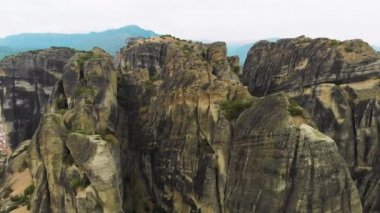 Havadan görünümü Meteora Vadisi'nin Doğu Ortodoks manastırları, büyük doğal sütun üzerine inşa edilmiş en büyük kompleksler birini barındırma Merkezi Yunanistan'da bir kaya oluşumu. UNESCO Dünya Mirası Sit Alanı.