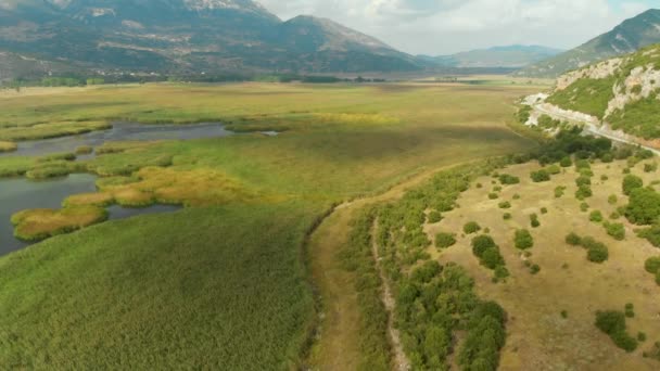 ギリシャ南部のコリントにあるペロポネソス半島の北東部に位置するシュティムファリア湖の空中ビューでは 古代の神話によるとヘラクレスがシュティムファリアの鳥を撃墜しました — ストック動画