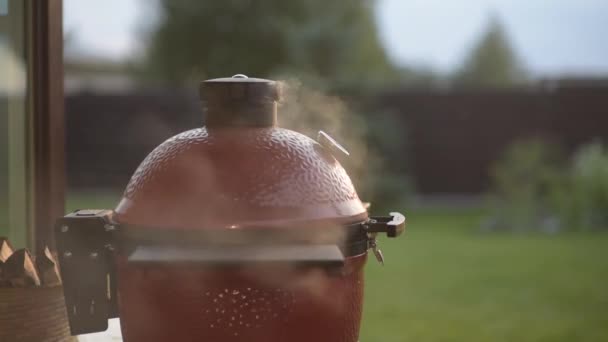 Vue Rapprochée Gril Fumant Sur Patio Arrière Lors Une Soirée — Video