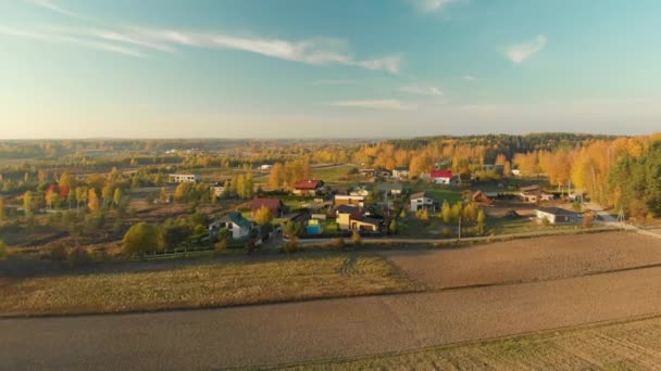 Schöne Luftaufnahme Der Ländlichen Landschaft Mit Dem Gepflügten Feld Bei — Stockvideo