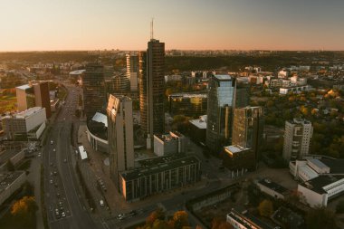 Vilnius 'un güzel akşam manzaralı iş yeri manzaralı gün batımı aydınlatması. Vilnius, Litvanya 'da şehir hayatı.