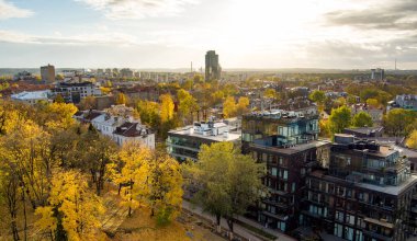 Turuncu ve sarı yaprakları ile sonbaharda güzel Vilnius şehir panoraması. Havadan akşam manzarası. Vilnius, Litvanya'da sonbahar şehir manzarası