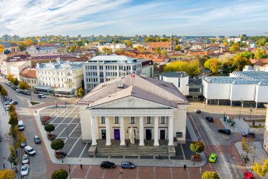 Vilnius 'ta geleneksel bir ticaret ve etkinlik merkezi olan Pilies Caddesi' nin sonundaki Town Hall Meydanı 'nın havadan görünüşü. Litvanya 'nın başkentinde güzel bir sonbahar günü.