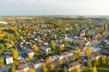 Güneşli bir sonbahar gününde Birzai kasabasının güzel hava manzarası. Birzai, Litvanya.