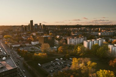 Sonbaharda turuncu ve sarı yapraklı güzel Vilnius şehri manzarası. Gün batımında hava manzarası. Vilnius, Litvanya 'da sonbahar şehir manzarası
