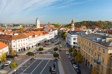 Vilnius 'ta geleneksel bir ticaret ve etkinlik merkezi olan Pilies Caddesi' nin sonundaki Town Hall Meydanı 'nın havadan görünüşü. Litvanya 'nın başkentinde güzel bir sonbahar günü.