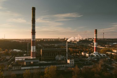 Isıtma tesisi ve termal santralin havadan görüntüsü. Şehrin bölgesel ısıtma ve elektrik üretimi için modern enerji santralinin birleşimi. Yukarıdan sanayi bölgesi, Vilnius, Litvanya.