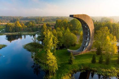 Kirkilai karst gölleri ve gözcü kulesinin parlak güneşli sonbahar sabahı, Birzai ihtiyarlığı, Panevezys ilçesi, Litvanya