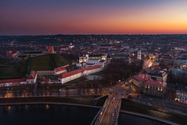 Karanlık çöktüğünde Vilnius Eski Kasabası ve Neris Nehri 'nin manzarası. Gün batımı manzarası. Litvanya Vilnius 'un gece manzarası.