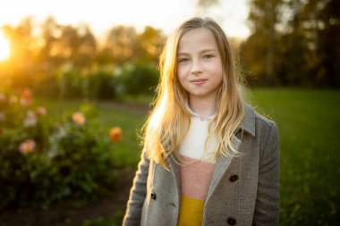 Çiçek açan yıldız tarlasında güzel bir genç kız. Güneşli bir sonbahar gününde çayırda taze çiçek toplayan bir çocuk..